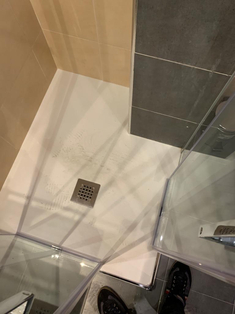 Diferencia entre mamparas de ducha estándar y a medida